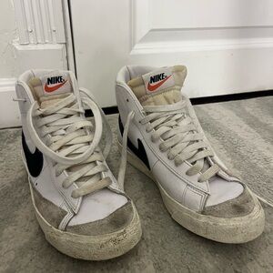 Nike Women's Blazer Mid 77 Shoes